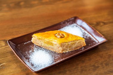 Gürcistan restoranında bir tabakta Türk baklavası. Doğu ulusal tatlılar.