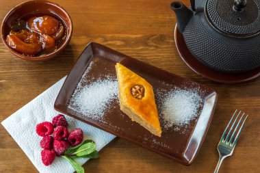 Gürcistan restoranında bir tabakta Türk baklavası. Doğu ulusal tatlılar.