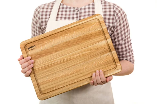 Ręce Kulinarnego Człowieka Fartuchu Trzymają Drewnianą Deskę Krojenia — Zdjęcie stockowe