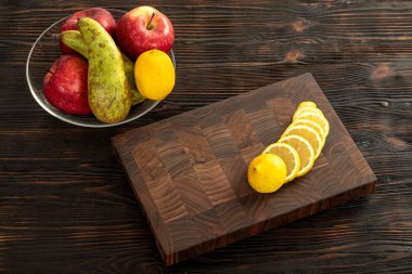 Tahta kesme tahtasında taze dilimlenmiş limon.