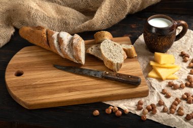 Kesme tahtasında dilimlenmiş çavdar ekmeği.