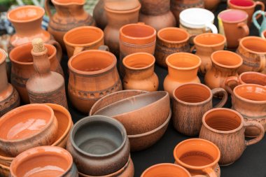 Masadaki çömlek çömleği çeşitleri.