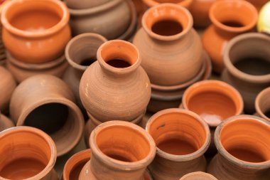 Masadaki çömlek çömleği çeşitleri.