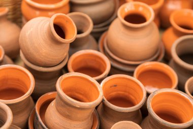 Masadaki çömlek çömleği çeşitleri.