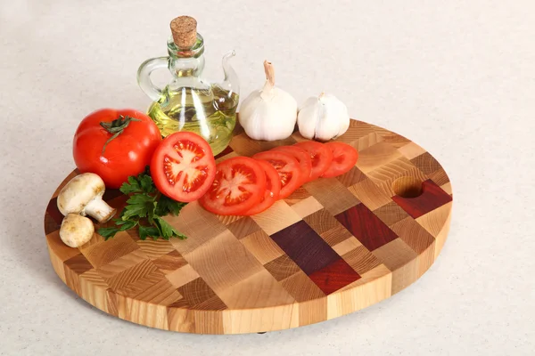 Vegetables on a chopping board — Stock Photo, Image