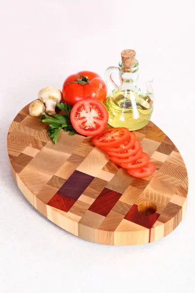 Verduras en una tabla de cortar — Foto de Stock