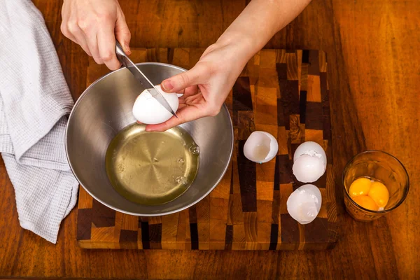 The egg broken by a knife — Stock Photo, Image