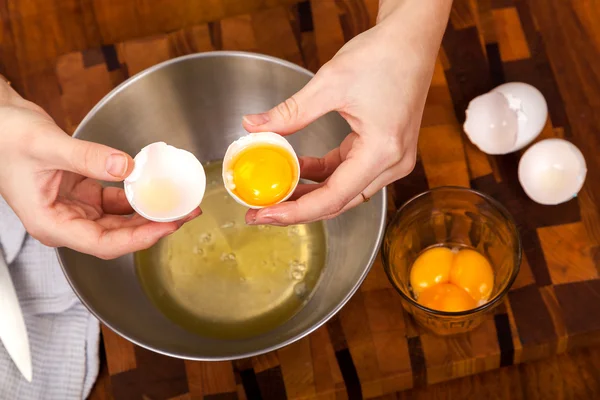 The egg broken by a knife — Stock Photo, Image