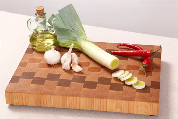 Vegetables on a chopping board — Stock Photo, Image