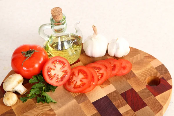 Productos en una tabla de cortar — Foto de Stock