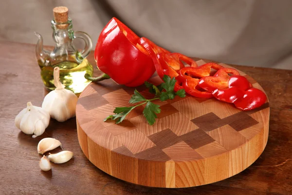 Vegetables on a chopping board — Stock Photo, Image