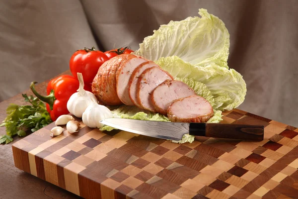 Mięso na deskę do krojenia — Zdjęcie stockowe