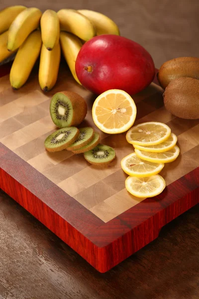 Fruit on a chopping board — Stock Photo, Image