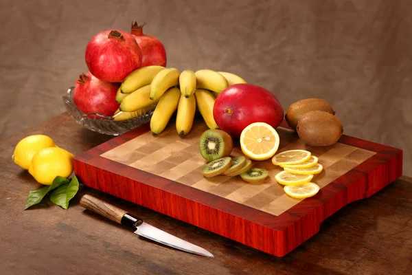 Fruit on a chopping board — Stock Photo, Image