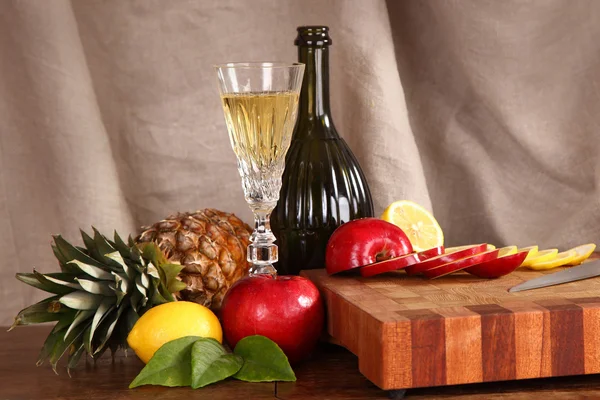 Fruit and wine on a chopping board — Zdjęcie stockowe