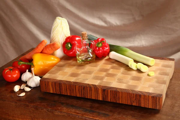 Vegetables on a chopping board — Stock Photo, Image