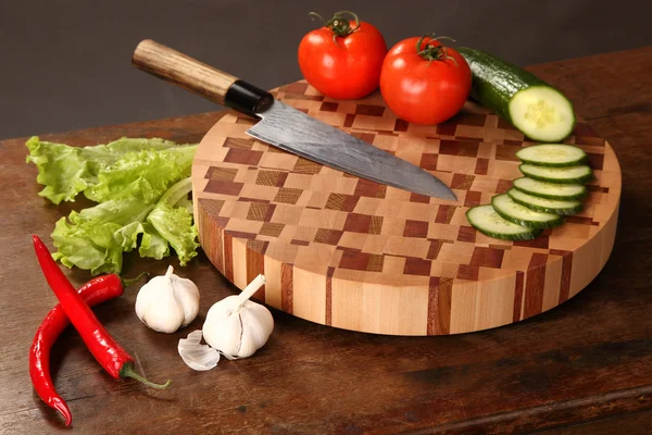 Vegetables on a chopping board — Stock Photo, Image