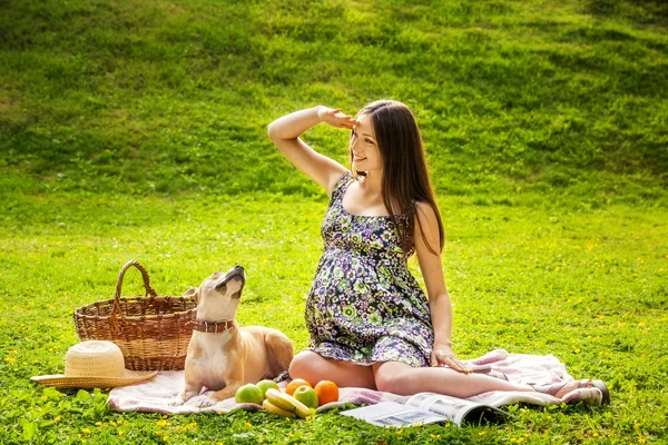 güzel bir hamile kadın