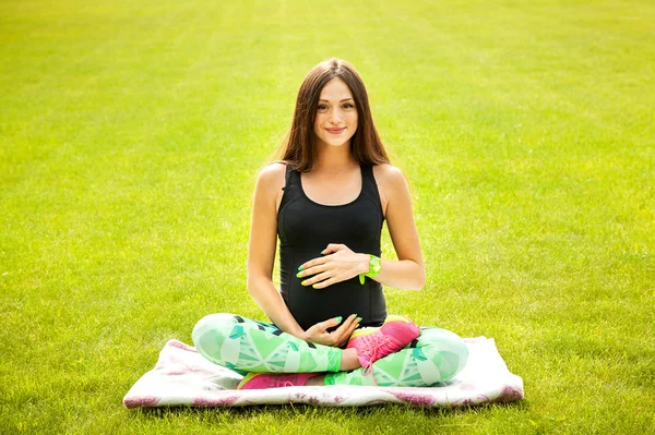 The beautiful pregnant woman — Stock Photo, Image