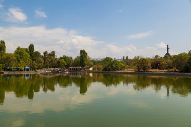 Şehir Parkı gölde köprüde