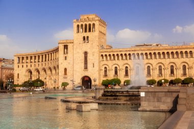 Çeşme merkez bir meydanda 