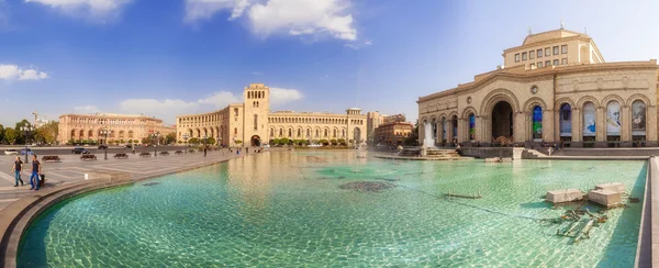 La fuente en una plaza central — Foto de Stock