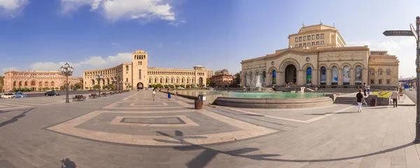 Piazza centrale con la fontana — Foto Stock