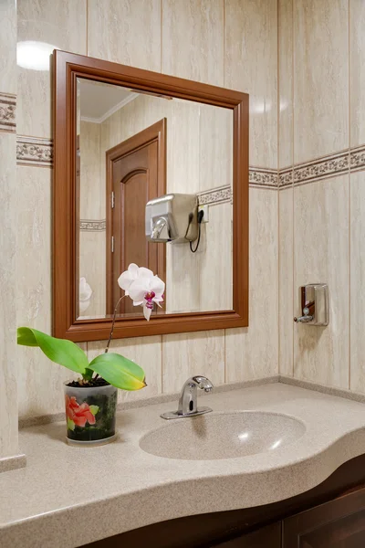 Stenen tafelblad in een badkamer — Stockfoto