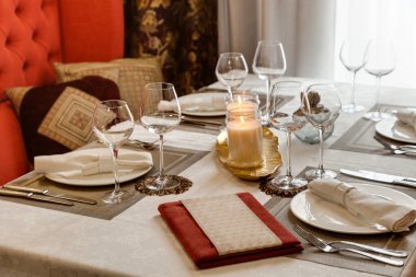 Restoran masaya koydu 