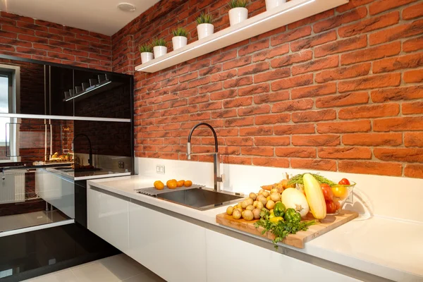 Moderne keuken met apparatuur en een tabel — Stockfoto