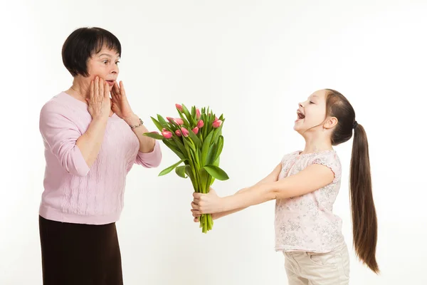 La nipote si congratula con la nonna — Foto Stock