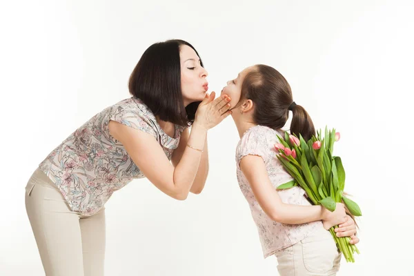 A menina esconde um buquê de flores da mãe — Fotografia de Stock