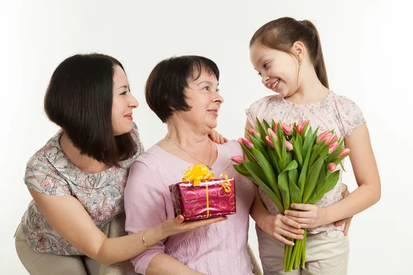 The daughter and the granddaughter give a bouquet — Stock Photo, Image