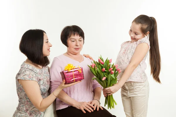 The daughter and the granddaughter give a bouquet — Stock Photo, Image