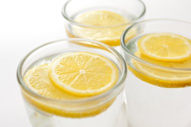 dilimlenmiş limon suyu