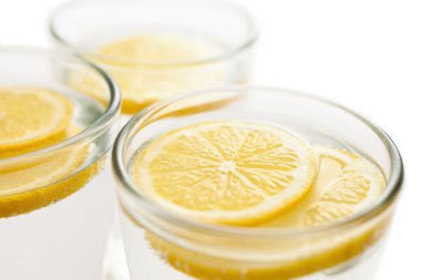 suyun içinde limon dilimleri