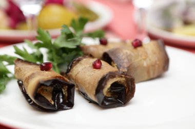 Bir plaka üzerinde kavrulmuş patlıcan rulo