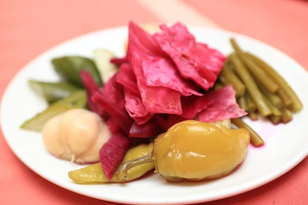 Los encurtidos en el plato — Foto de Stock