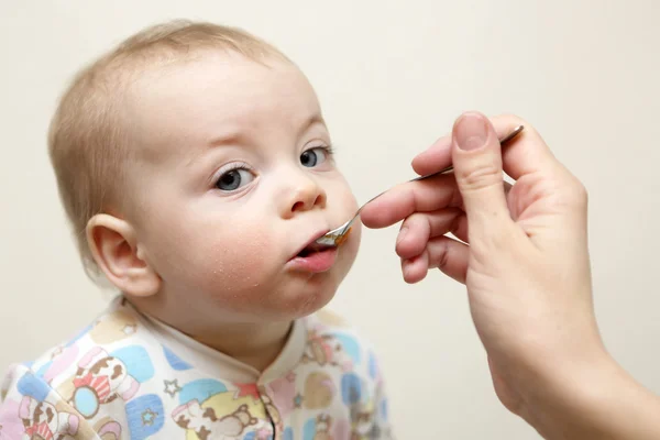 Baby has dinner — Stock Photo, Image