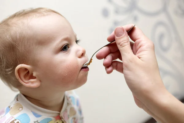 Hungry baby has dinner — Stock Photo, Image