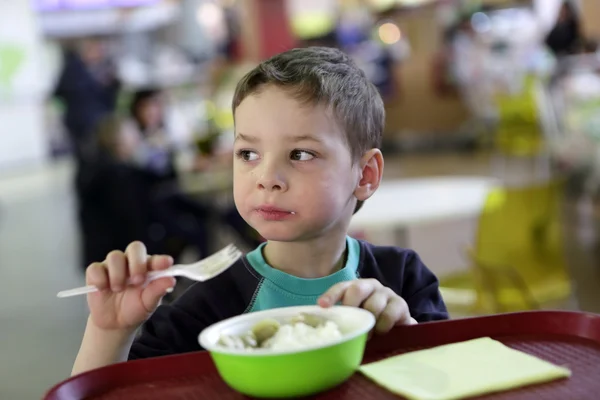 Barnet äta kött dumplings — Stockfoto