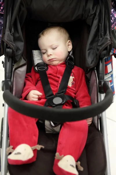 蹒跚学步的婴儿小推车里睡觉 — 图库照片