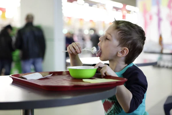 Bambino affamato mangiare pelimeni — Foto Stock