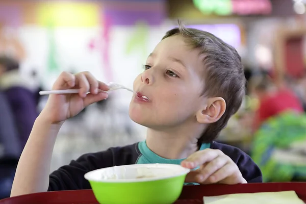 Jongen heeft pelmeni — Stockfoto