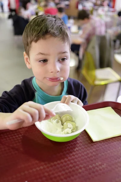 Tänkande pojke har kött dumplings — Stockfoto
