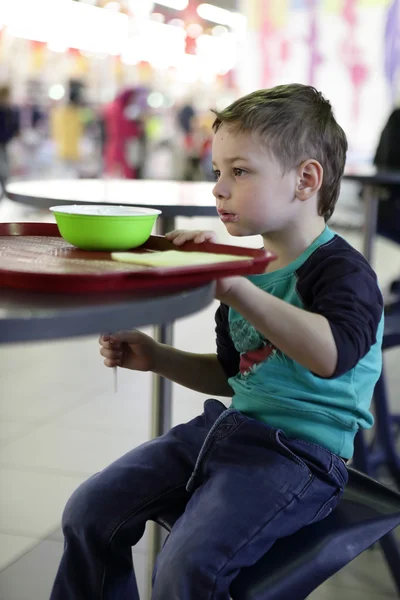 Pensando bambino mangiare gnocchi di carne — Foto Stock