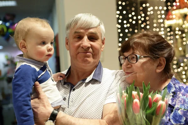 Großeltern mit ihrem Enkel — Stockfoto