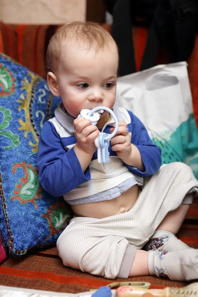 Baby sitzt auf Sofa — Stockfoto