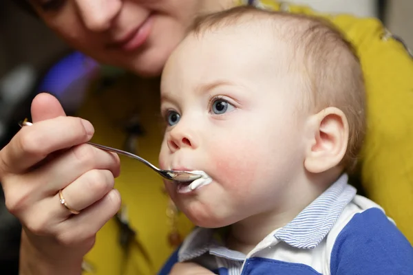 Mutter füttert ihr Baby — Stockfoto