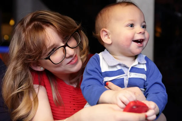 Hermana sosteniendo a su hermanito — Foto de Stock